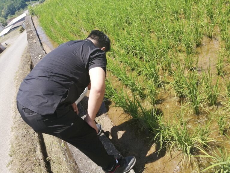 ふさなりを見る山下治男